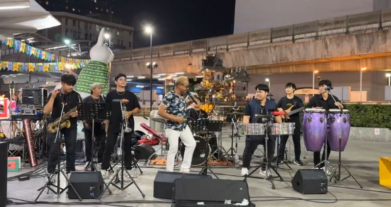 Asoke Latino at the MBK Skywalk Surprise Performance